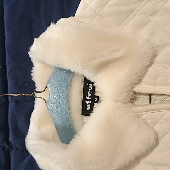 Cream colored zip closure medium sweater with faux fur collar - Picture 3 of 10